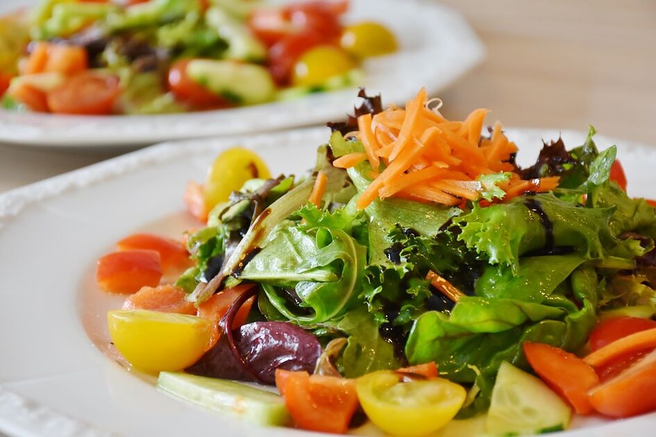 зеленчукова салата с билки за кето диета