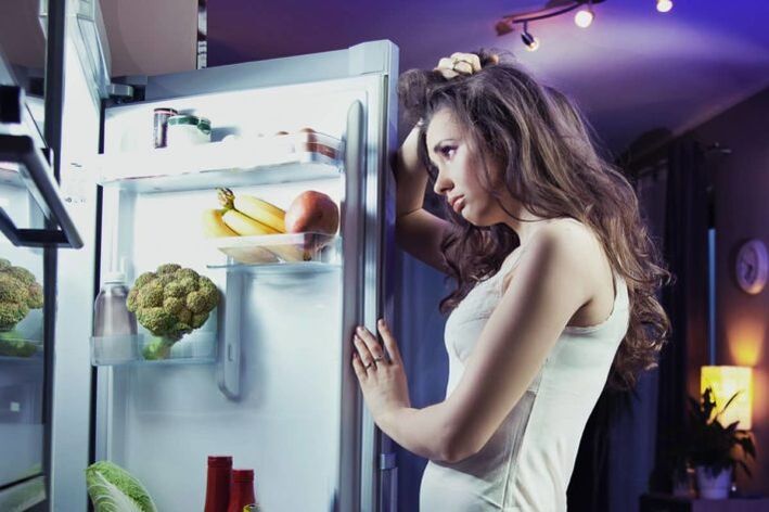 момиче в хладилника, докато спазва любимата си диета