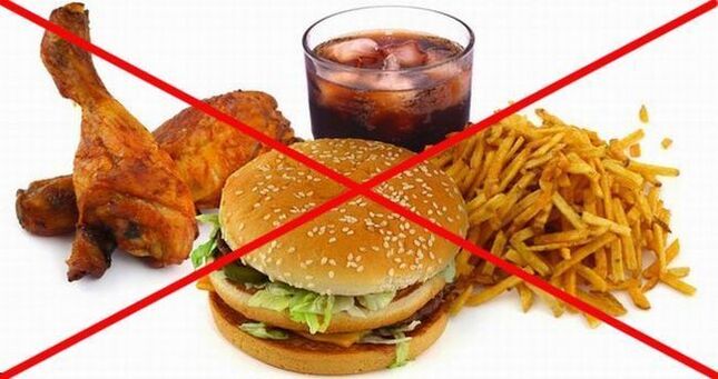 При панкреатит трябва да следвате строга диета, като изключите вредните храни от диетата. 