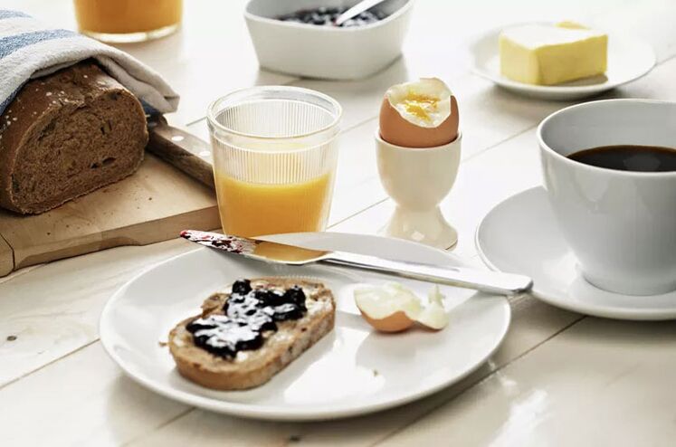 Пълнозърнест тост, яйце и чаша кафе - закуска в диетично меню с 1500 калории